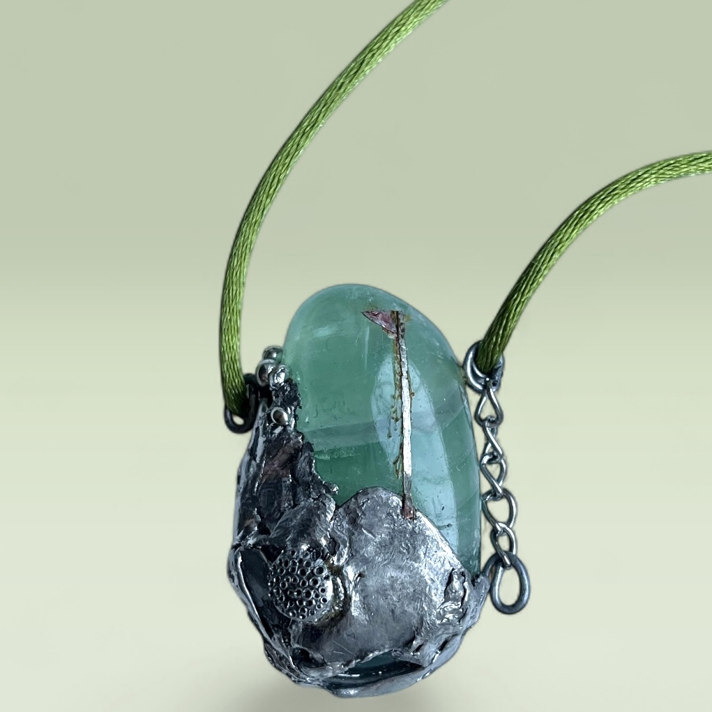 Green – a golf-themed necklace with healing power